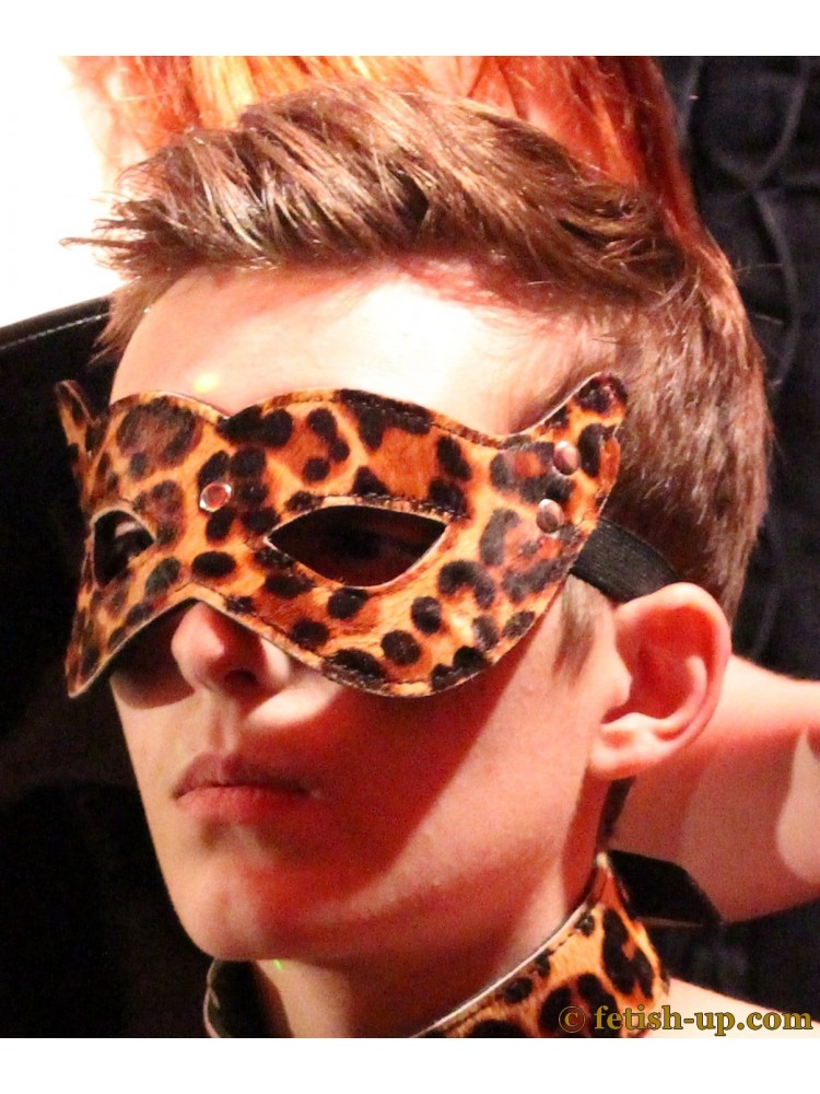 Masque cuir léopard porté