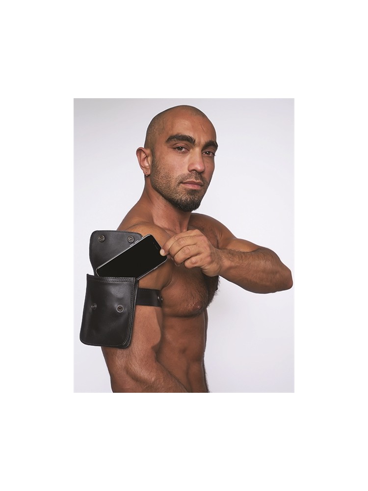 Bracelet portefeuilles cuir avec téléphone portable vu sur biceps homme