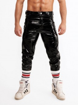 Pantalon vinyle pvc sur homme avec baskets, vu de face