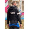 Gilet de survie vu de dos avec inscription policier sur homme en tenue moderne