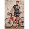 T-shirt vega rouge et noir vu de face debout avec short