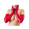 Longs gants latex rouges vus portés sur femme 2