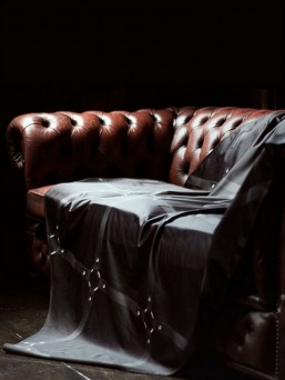 Bâche imprimée bdsm sur canapé