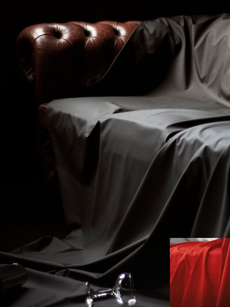 Bâche simili cuir noir ou rouge 213 x 240 cm sur canapé