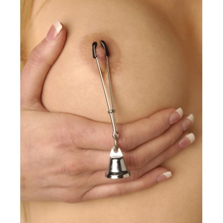 Pince tétons clochette sur téton femme
