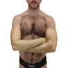 Longs gants latex transparents sur homme vus de face