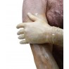Longs gants latex transparents sur homme : vue sur biceps et main