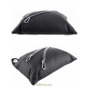 Coussin cuir avec chaînes : détail cuir et mousquetons