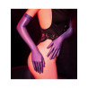Longs gants violets sur femme
