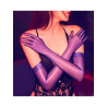 Longs gants violets sur femme, bras croisés