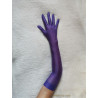 Long gant violet sur bras