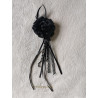 Broche rose noire à rubans et dentelle