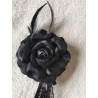 Broche rose noire : détail rose de face