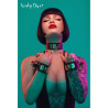 Menottes luxe noir et or sur femme, avec collier assorti