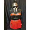 Minijupe gladiatrice rouge de face avec tenue assortie