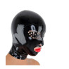 Cagoule latex yeux perforés de profil sur femme