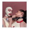 Cagoule latex blanche et rouge en situation